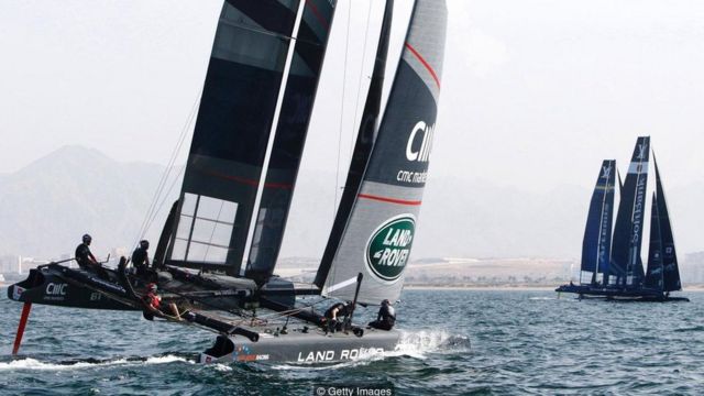 El equipo de Ben Ainslie en acción en la costa de Omán