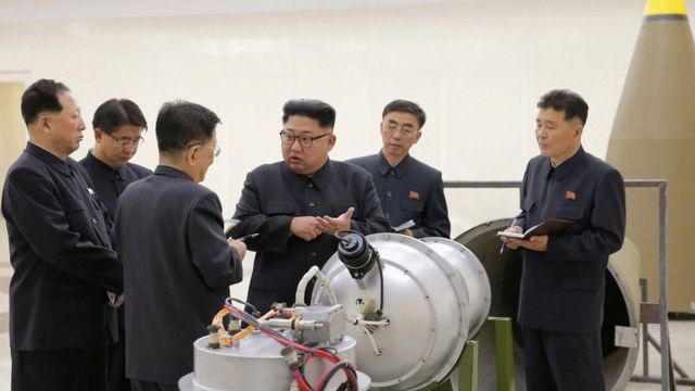 زعيم كوريا الشمالية كيم جونغ-أون بجانب رأس نووي