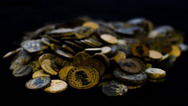 قطع نقدية عثر عليها أيضاً في المداهمة