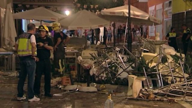 در این تصویر آتش نشانان و گروه امداد در محل تخریب شده بر اثر انفجار در یک رستوران در منطقه مالاگا در جنوب اسپانیا دیده می‌شوند
