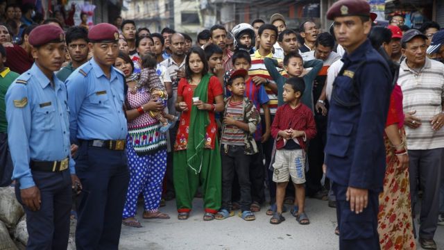 काठमांडू के एक स्कूल के बाहर जमा लोग और पुलिस.