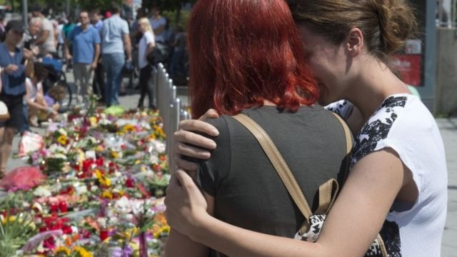 Pessoas continuam colocando flores e homenagens no local dos tiroteios em Munique