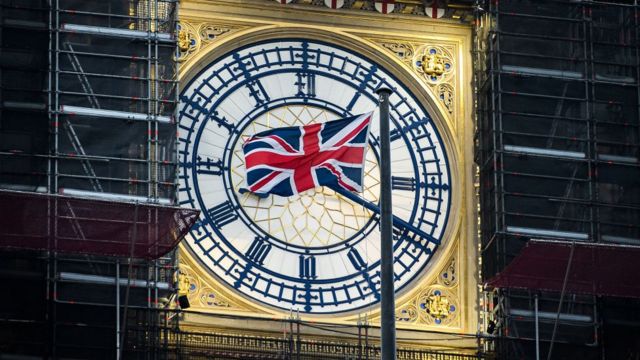 علم بريطانيا يرفرف أمام وجه ساعة برج إليزابيث، المعروف باسم بيغ بن