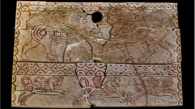 قطعة من العاج المنقوش تصور كلبين من نوع غريفون ، ويعود تاريخها إلى القرن الثامن أو التاسع قبل الميلاد.