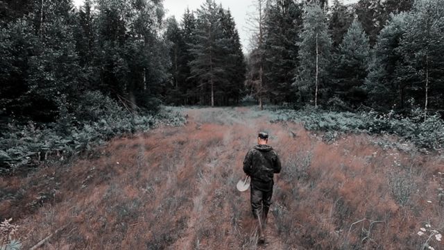 Мужчина идет по лесу