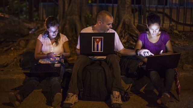 gente usando internet en Cuba