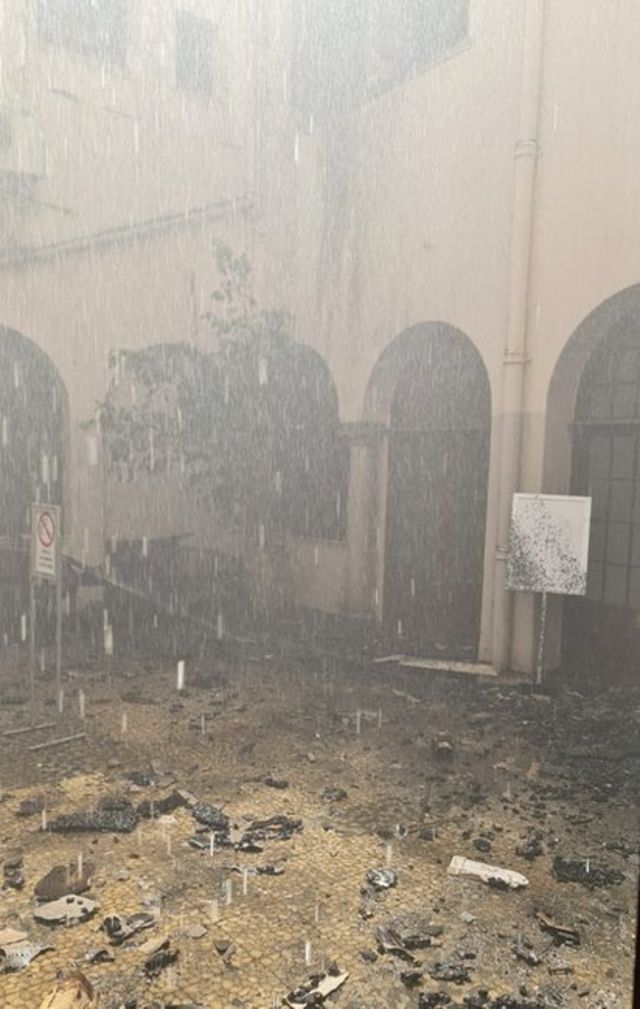 Yangın sonrası parlamento