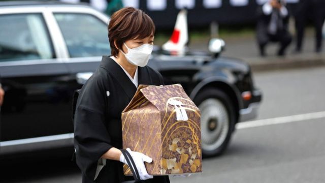 شينزو آبي: لماذا تثير قضية إقامة جنازة رسمية لرئيس وزراء اليابان السابق  الكثير من الجدل؟ - BBC News عربي