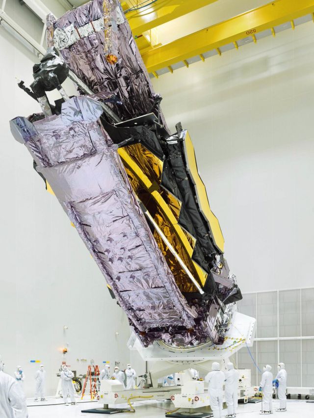 El telescopio espacial James Webb en su posición doblada para que quepa en un cohete