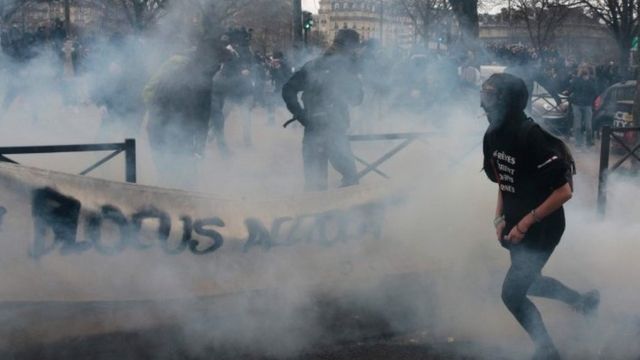 Cümə axşamı günü polis zorakılığına qarşı edilən etirazlardan son görüntülər