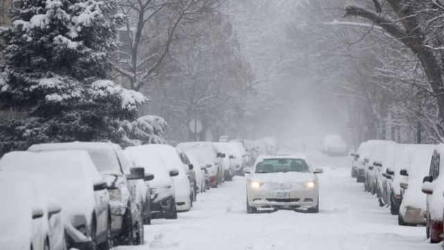 Carros cobertos de neve em Chicago