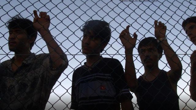 নাউরু দ্বীপের শিবিরে আটক থাকা কয়েকজন শরণার্থী ।