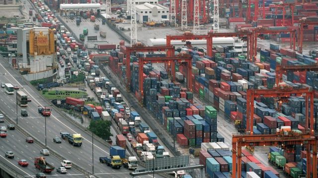 強烈熱帶風暴黑格比迫近香港下葵涌貨櫃碼頭擠滿趕著交收集裝箱的卡車（11/9/2002）