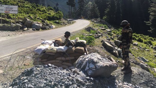 Tentara Pasukan Keamanan Perbatasan India (BSF) menjaga jalan raya menuju Leh, yang berbatasan dengan China, pada 17 Juni 2020