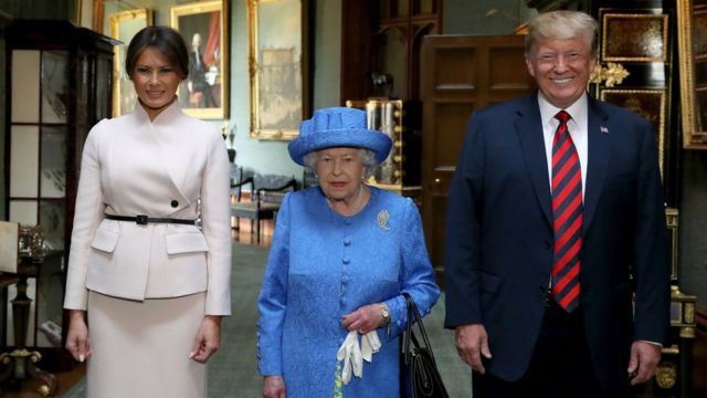 Nữ hoàng Elizabeth Đệ nhị đứng cạnh Tổng thống Donald Trump và Đệ nhất Phu nhân Melania Trump bên trong Lâu đài Windsor