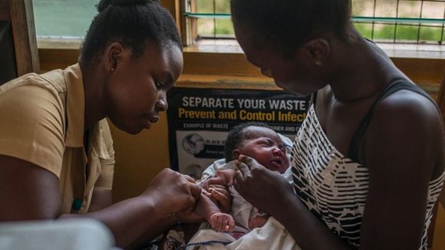 Gana'da sıtma aşısı olan bir çocuk