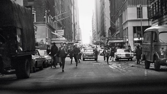 Multitudes persiguiendo a The Beatles por una calle de Nueva York