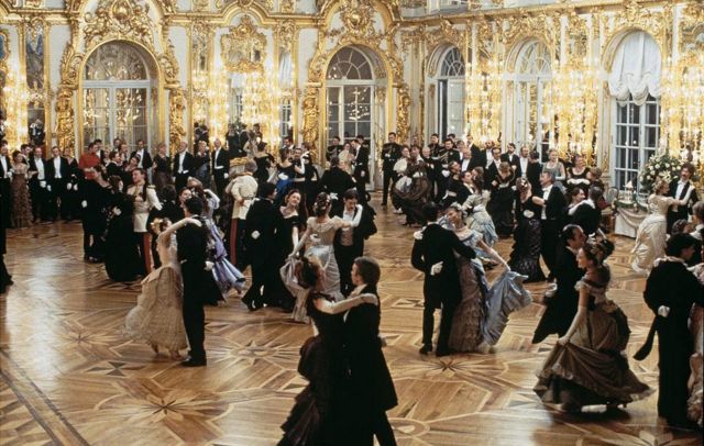 Escena de un baile de la película 'La Anna Karenina de León Tolstói', 1997, filmada en el Palacio de Catalina en San Petersburgo, Rusia.