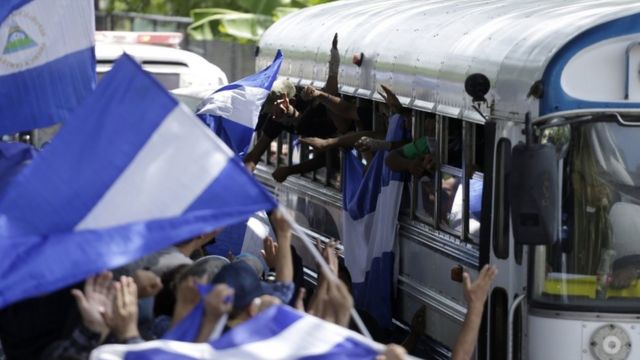 Manifestantes con banderas de Nicaragua.