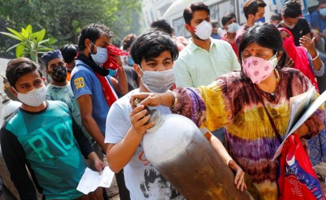 Коронавирус в мире: в Индии умерших сжигают на парковках, Pfizer обещает  таблетки от ковида - BBC News Русская служба