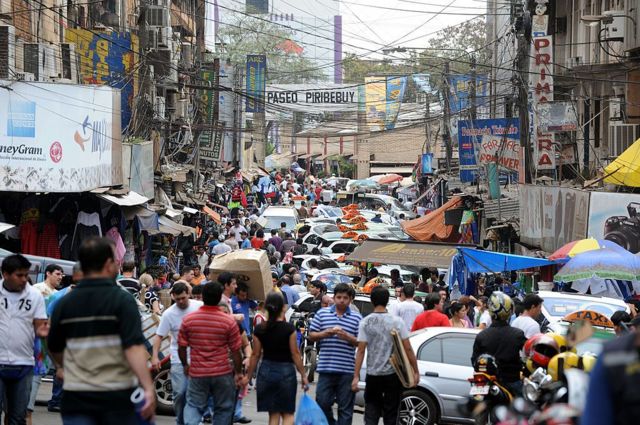 Una calle comercial en Ciudad del Este, Paraguay.