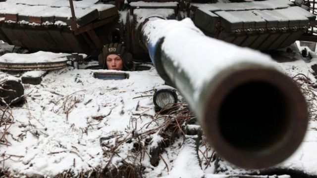 Український солдат в своєму танку біля Бахмуту