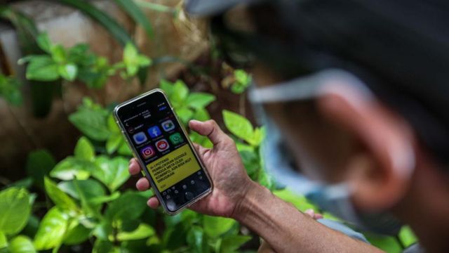Foto Ilustrasi. Seseorang menggunakan telepon genggam untuk membuka aplikasi sosial media.