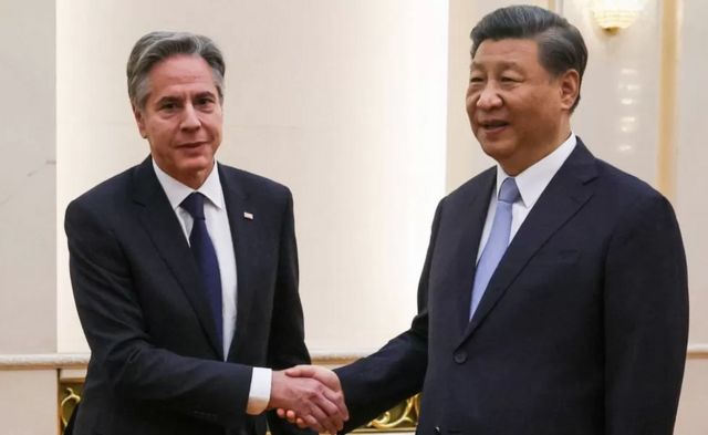 Ngoại trưởng Hoa Kỳ Antony Blinken (trái) đã gặp lãnh đạo Trung Quốc Tập Cận Bình trong chuyến thăm cấp cao vào đầu năm nay