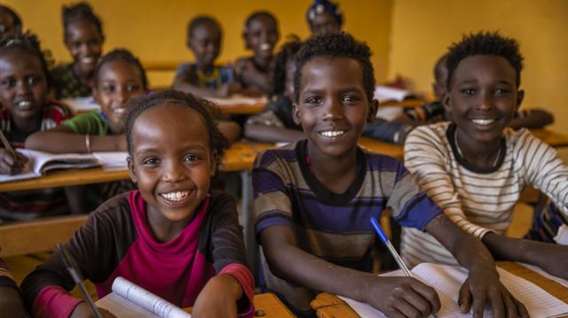  Crianças durante aula de inglês na Etiópia, África Oriental