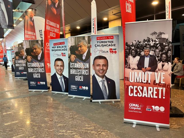 Kongredeki Çelik ve Canpolat afişleri 