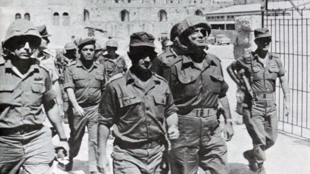 İsrail birlikleri 1967'deki 6 Gün Savaşı'nda ele geçirdiği Doğu Kudüs'e girerken