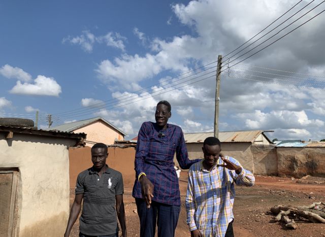 Ghana 'tallest man': Sulemana Abdul-Samed 'Awuche', na 9.6 feet giant who  still dey grow - BBC News Pidgin