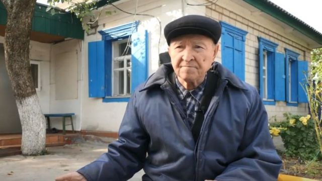 Andriy Mastrienko, um senhor russo idoso de chapéu e roupas de frio