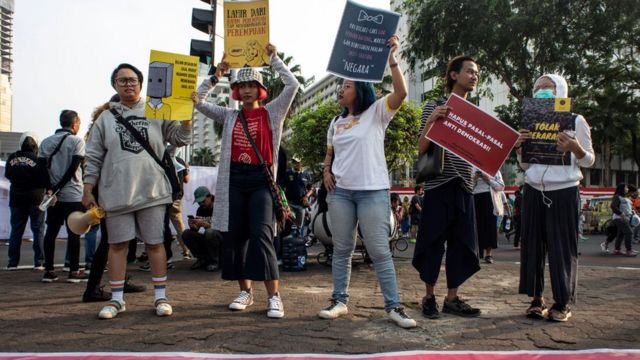 Rkuhp Pemilik Unggas Jalan Jalan Hingga Dukun Santet Terancam Pidana Penyusun Kitab Hukum Disebut Gagal Evaluasi Hukum Kolonial Bbc News Indonesia