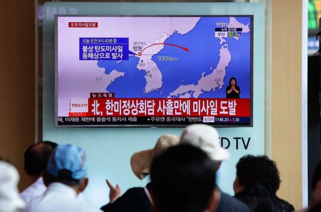 韩国首都首尔火车站电视屏幕播放的朝鲜试射导弹新闻