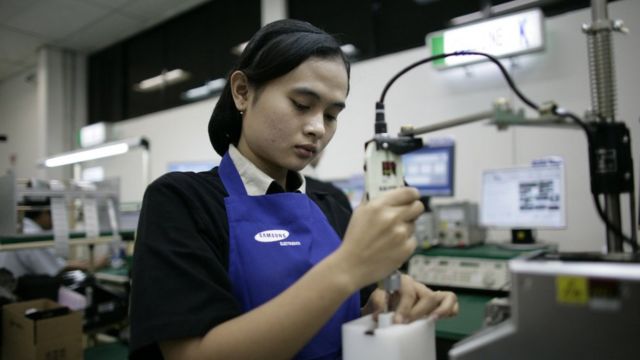 베트남 삼성전자 공장에서 현지 여성이 부품을 조립하고 있다