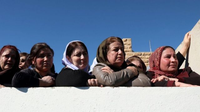 نساء إيزيديات أثناء جنازة في فبراير/شباط 2019