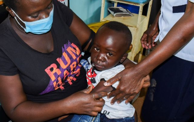 Menino queniano é vacinado