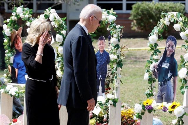 الرئيس الأمريكي جو بايدن والسيدة الأولى جيل بايدن يقدمان احترامهما أمام النصب التذكاري لمدرسة روب الابتدائية