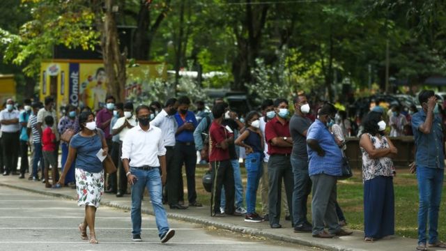 එන්නත ලබාගැනීම පිණිස පෝලිමේ