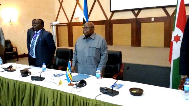 Benjamin Mkapa azoshikiriza umuhuza Museveni ivyo impande zose zamubwiye