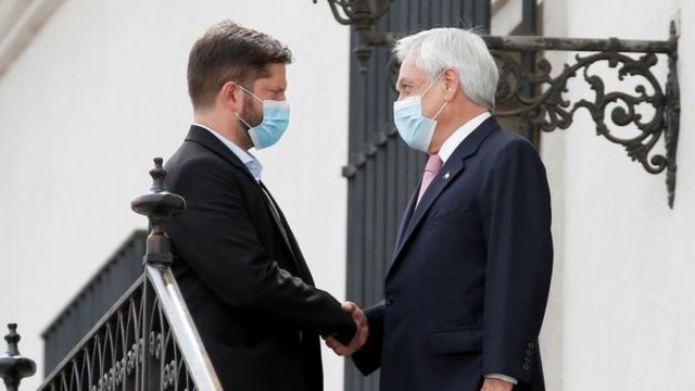 Gabriel Boric junto al presidente de Chile, Sebastián Piñera, este lunes.