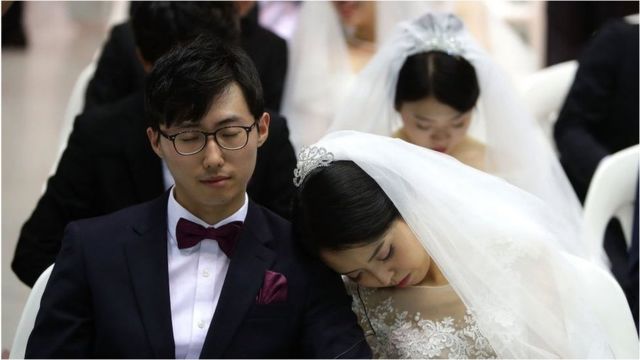 Casais dormindo durante casamento