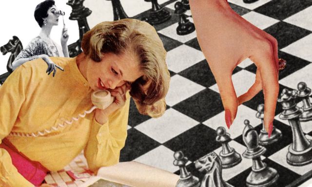 Uma mulher ao telefone com ilustração de tabuleiro de xadrez ao fundo