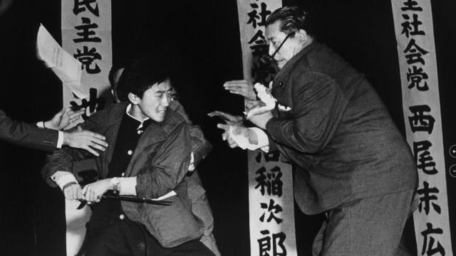 1960年代、極右の学生が日本刀を使って首相を刺した。