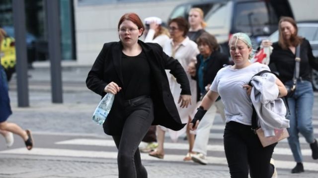 Люди бегут после нападения в торговом центре