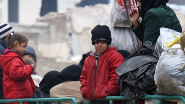 Imiryango y'ubutabazi ivuga ko abana bari muri benshi bategereje kwimurwa, bari mu bukonje bukabije mu burasirazuba bwa Aleppo, Siriya, 16/12/2016