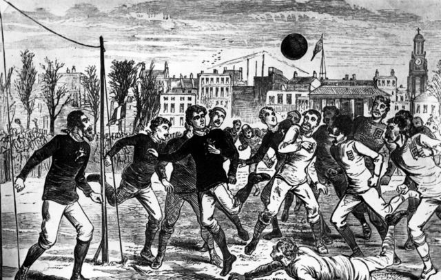 Personas jugando fútbol a finales del siglo XIX.