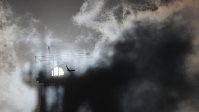 Una fábrica echando humo a la atmósfera