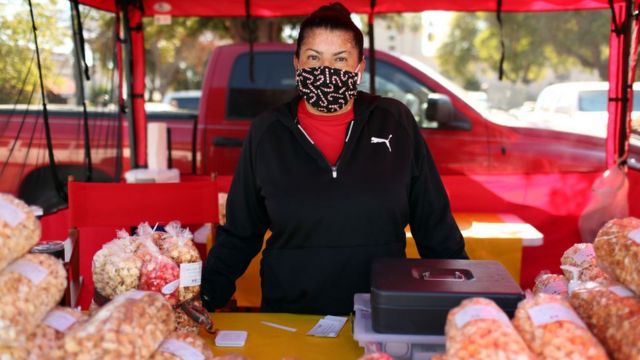 Mujer hispana en Los Ángeles en un puesto callejero.